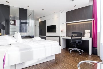 Komfort Zimmer im Hotel Schloss Montabaur mit Doppelbett, Schreibtisch und modernem Bad