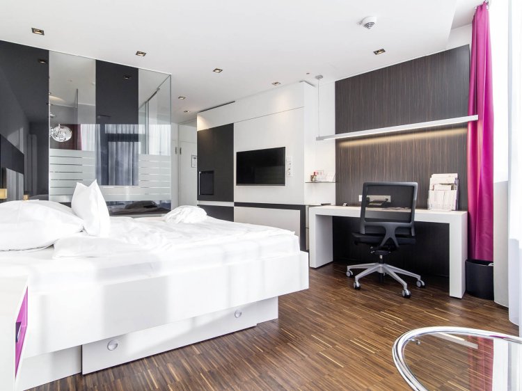 Komfort Zimmer im Hotel Schloss Montabaur mit Doppelbett, Schreibtisch und modernem Bad